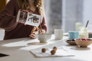 Brüsli stellt Müsli aus altem Brot her. © Brüsli