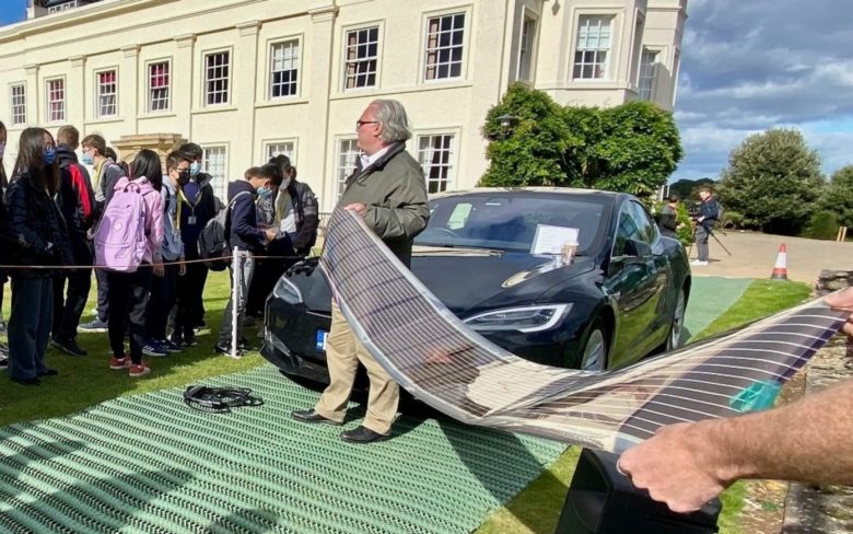 Der Strom für den Tesla soll aus gedruckten Solarmodulen kommen. © Charge around Australia