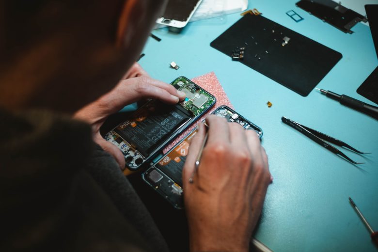 Reparatur eines Smartphones. © Kilian Seiler on Unsplash