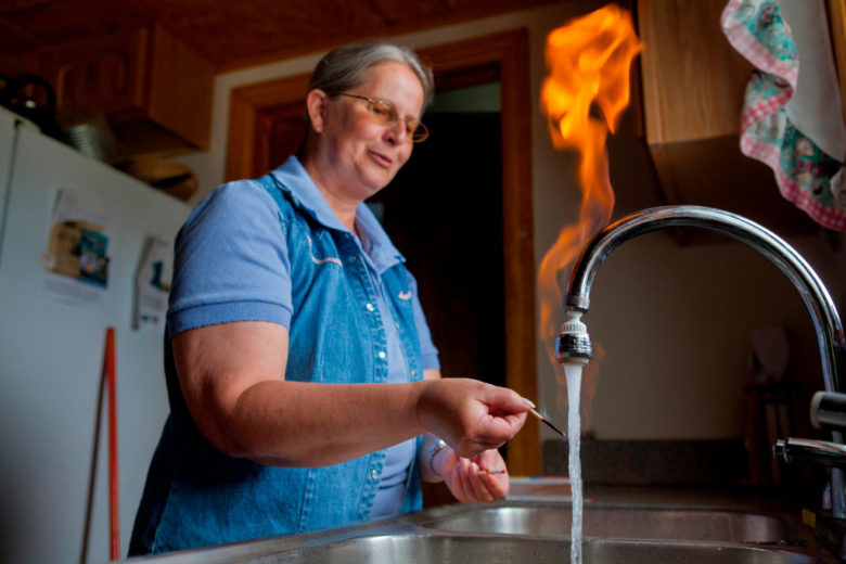 Beim Fracking nach Erdöl gelangt Methan auch häufig ins Grundwasser. © Mark Thiessen / Alamy