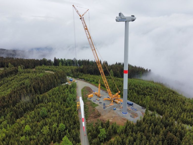 Das erste Windrad im Windpark wird errichtet © Imre Antal