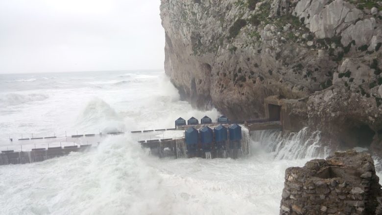 Bei Stürmen werden die Schwimmkörper einfach hochgefahren. © Eco Wave Power