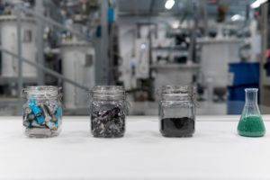 Die Anlage zerlegt die Akkus in ihre einzelnen Komponenten, inklusive Schwarzmasse (3. Glas) © Hydrovolt