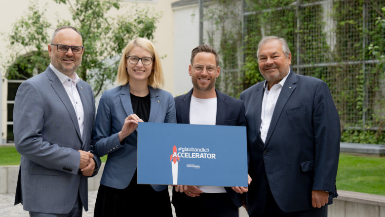 (v.l.n.r.) Maximilian Pointner (Vorstandsdirektor Sparkasse OÖ), Landeshauptmann-Stellvertreterin Christine Haberlander, Johannes Pracher (Leiter Startrampe der Sparkasse OÖ), Gerald Gutmayer (Vorstandsvorsitzender Anteilsverwaltung Allgemeine Sparkasse). © Sparkasse Oberösterreich