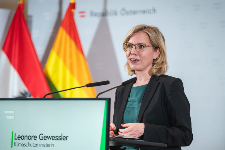 Die Klimaschutzministerin Leonore Gewessler (Grüne) spricht zur Wasserstoffstrategie ©BMK/Cajetan Perwein