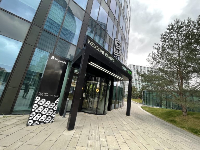 Bitpanda bietet Mitarbeiterinnen jetzt unbegrenzten Urlaub