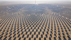 Riesige Solarfarm in Dunhuang, Gansu, China. © Darmau Lee