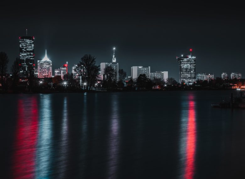 Blick auf die nächtliche Donaustadt-Skyline. © 𝗔𝗹𝗲𝘅 𝘙𝘢𝘪𝘯𝘦𝘳 on Unsplash