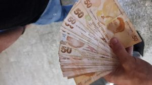 Geld wechseln in der Türkei: Umgerechnet sind das 200 Euro. © Trending Topics / Oliver Janko