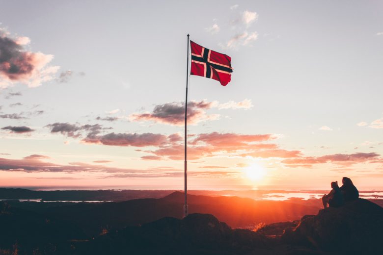 Norwegische Flagge. © Mikita Karasiou on Unsplash