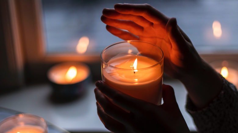 Kerzenlicht bei Blackout © Rebecca Peterson-Hall on Unsplash
