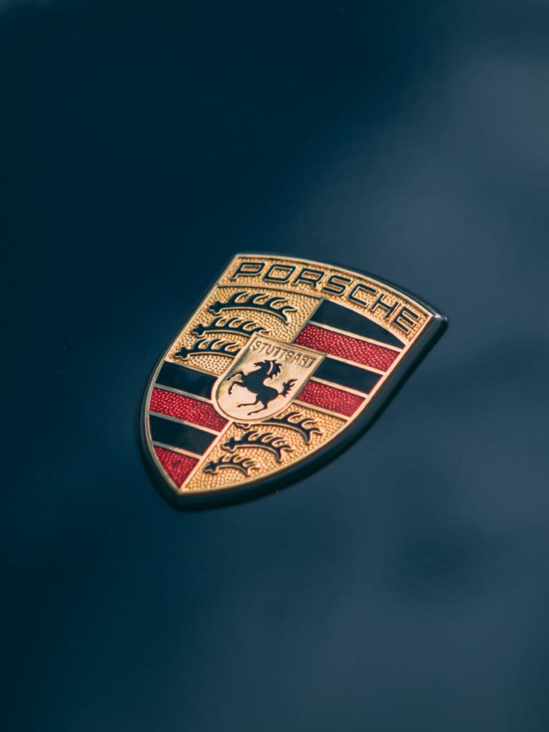 Porsche-Logo. © Clément ROY on Unsplash