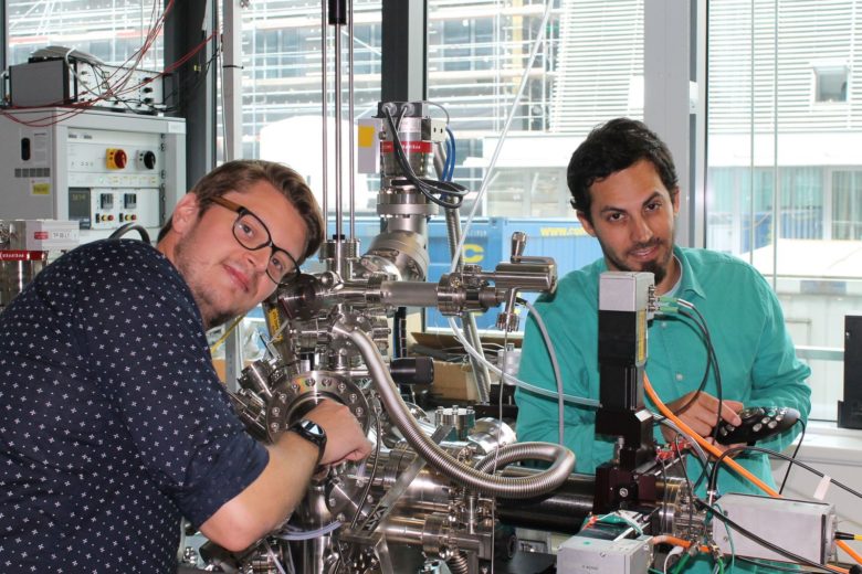 Florian Schrenk und Christoph Rameshan vom Institut für Materialchemie der TU Wien. © TU Wien