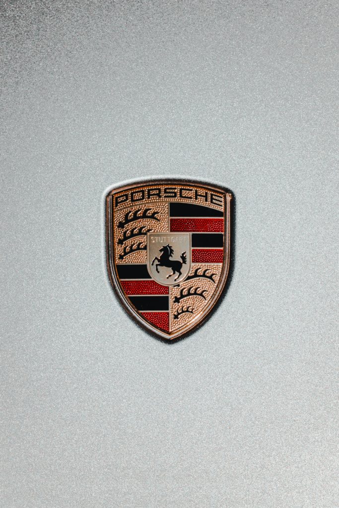 Porsche-Logo. © Jannis Lucas on Unsplash