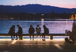 Menschen am See in Zürich. © Wyron A on Unsplash