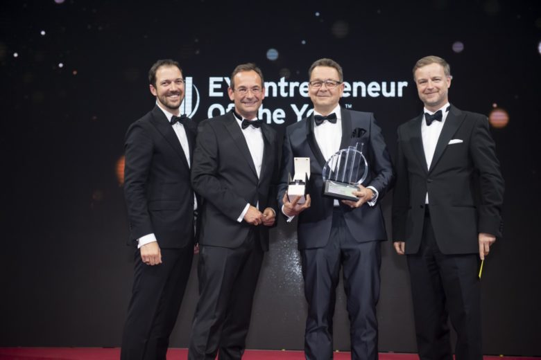 Julien Rossier (Managing Director von Bucherer Wien), Erich Lehner (Program Partner EY Entrepreneur Of The Year Österreich), Peter Sticht von Stiwa (EY Entrepreneur Of The Year 2022 in der Kategorie „Innovation & Hightech“), Gerhard Weinhofer (Geschäftsführer des Österreichischen Verbandes Creditreform). © Point of View