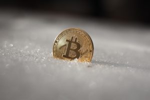 Bitcoin im Schnee. © Rythik on Unsplash