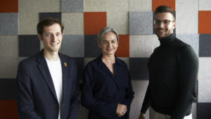 (v.l.n.r.): Christopher Stelzmüller, CFO triply, Sonja Zahradník-Leonhartsberger , Geschäftsführerin Smartworks und Sebastian Tanzer, CEO triply © triply