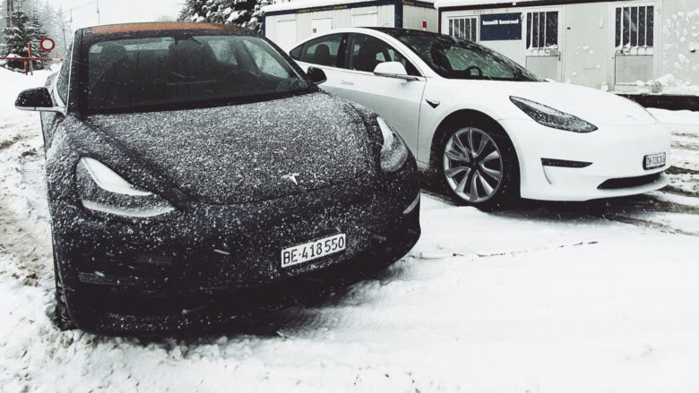 Teslas im Schnee. © Dario on Unsplash