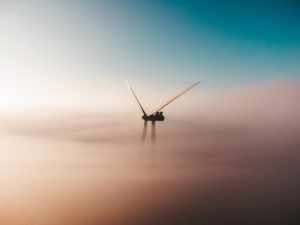 Windrad im Nebel. © Sander Weeteling on Unsplash