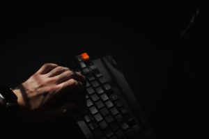 Hand auf Keyboard. © Quinton Coetzee auf Unsplash