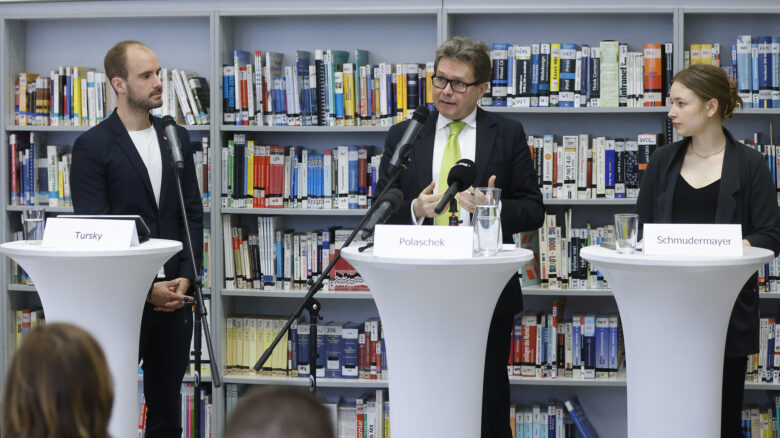 v.l.n.r.: Staatssekretär Florian Tursky, Bundesminister Martin Polaschek und Bundesschulsprecherin Flora Schmudermayer präsentieren den digitalen Schülerausweis © BKA/Regina Aigner