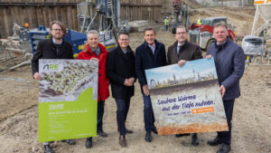 v.l.n.r.: Klimastadtrat Jürgen Czernohorszky, Stadtrat für Wirtschaft und Wiener Stadtwerke Peter Hanke, ARE CEO Hans-Peter Weiss, Vorsitzender der Geschäftsführung Wien Energie Michael Strebl auf der Baustelle von Village im Dritten © Daniel Hinterramskogler