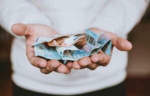 Eine Handvoll Euro. © Christian Dubovan auf Unsplash