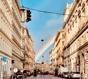 Straße in Wien mit Regenbogen. © Unsplash