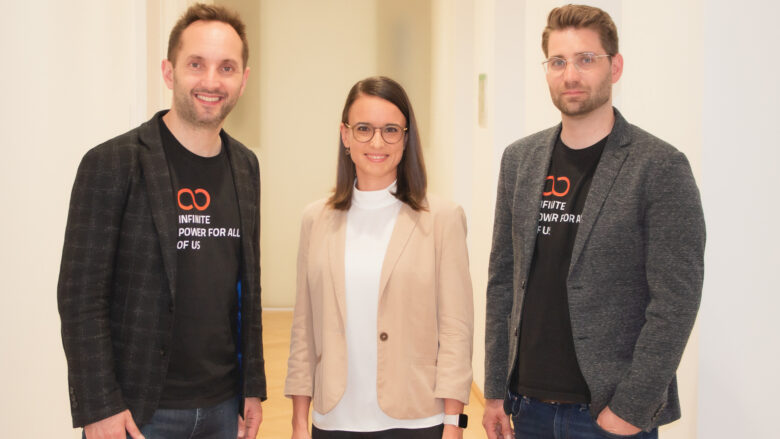 v.l.n.r.: Walter Kreisel (neoom), Julia Reilinger (BCII) und Philipp Lobnig (neoom) © B&C