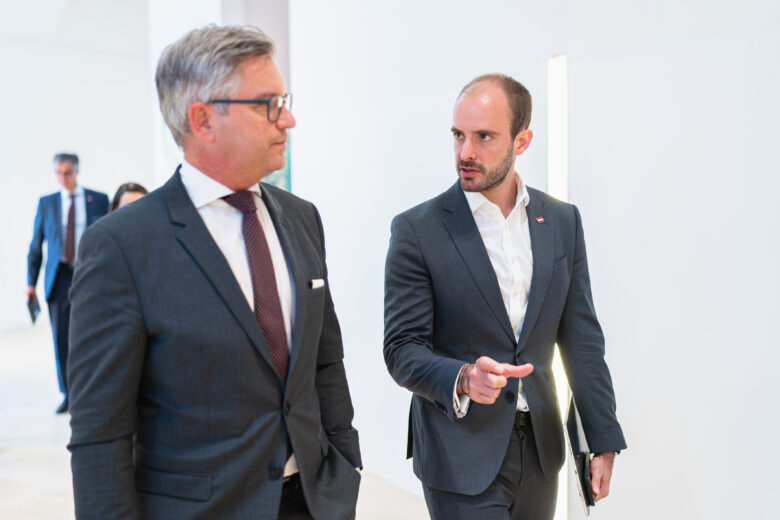 Finanzminister Magnus Brunner und Staatssekretär Florian Tursky (beide ÖVP). © BKA/Florian Schrötter