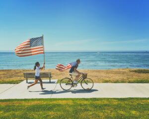 US.Flaggen am Strand. © Unsplash