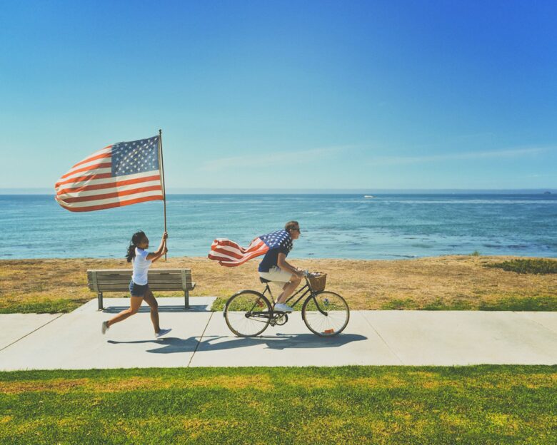 US.Flaggen am Strand. © Unsplash