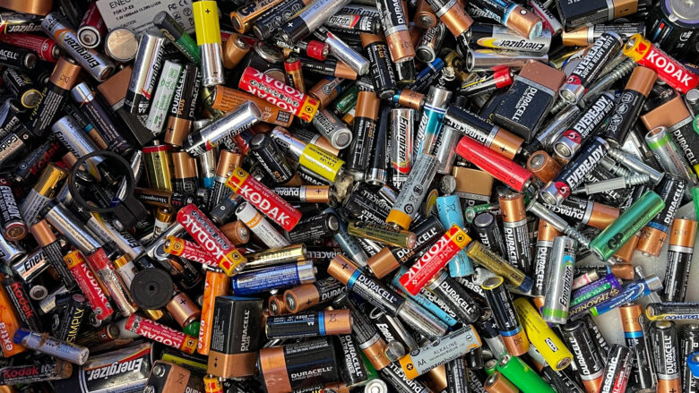 Symbolbild: Lithium-CO2-Batterien binden Emissionen © John Cameron on Unsplash