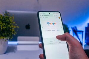 Google Search am Smartphone. © Arkan Perdana auf Unsplash