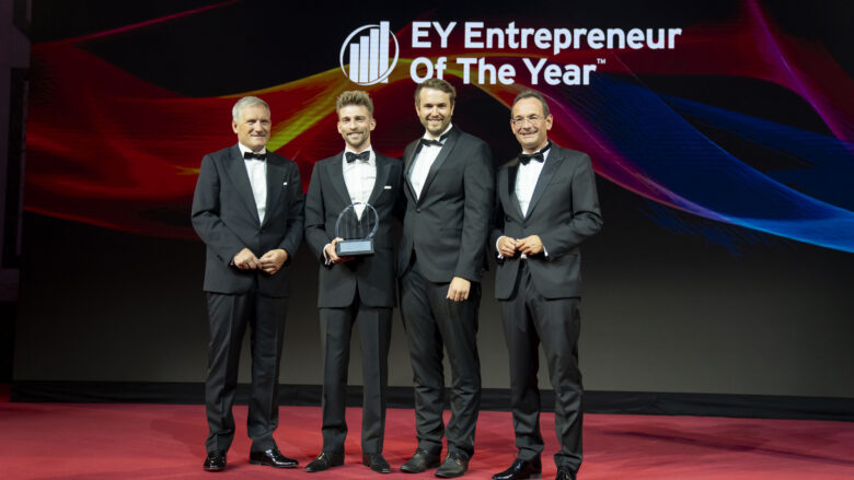 (v.l.n.r.) Meinhard Platzer (LGT Bank Österreich), Kilian Kaminski und Peter Windischhofer von refurbed (EY Entrepreneur Of The Year 2023 in der Kategorie „Start-ups”), Erich Lehner (Program Partner EY Entrepreneur Of The Year Österreich) © EY/Point of View