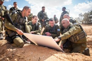 Generalstabschef LTG Herzi Halevi mit Kampfsoldaten im Süden Israels. © IDF