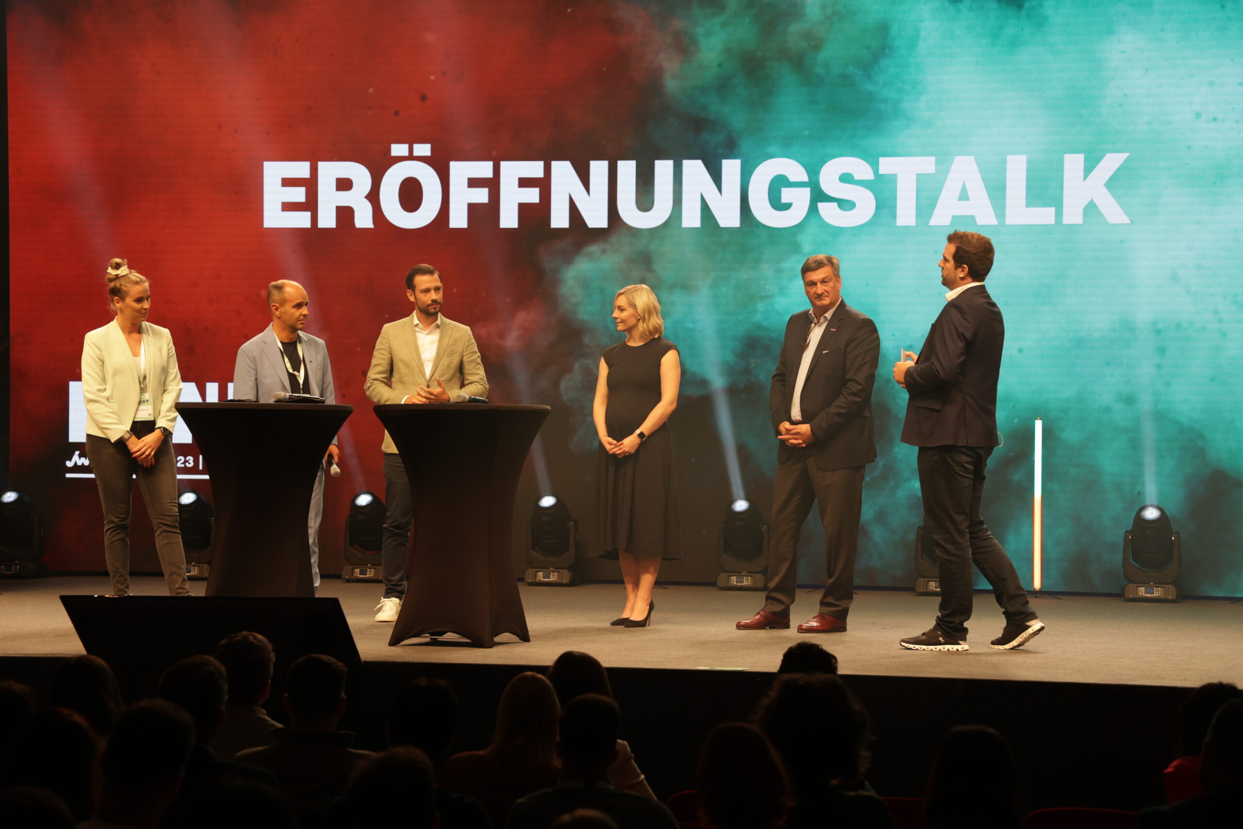 Nika Basic (Landesvorsitzende der Junge Wirtschaft Kärnten), Martin Figge (Landesvorsitzender der Junge Wirtschaft Kärnten), Sebastian Schuschnig (Wirtschaftslandesrat), Bettina Pauschenwein (Bundesvorsitzende der Jungen Wirtschaft Österreich), Jürgen Mandl (Präsident der Wirtschaftskammer Kärnten), und Dominik Jenewein (Bundesvorstands-Mitglied der Junge Wirtschaft Österreich). © Walter Elsner