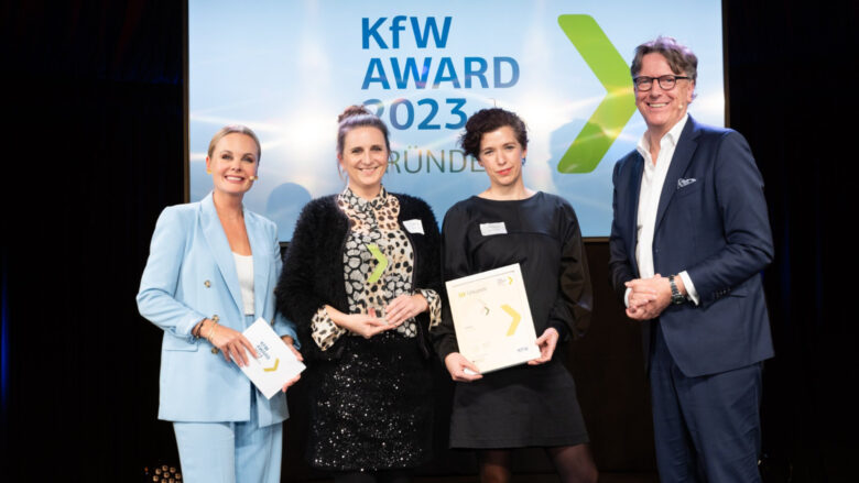 Fobizz wird Bundessieger des KfW Award Gründen 2023 (v.l. Moderatorin Janna Linke, Dr. Diana Knodel und Vanessa Bischof von fobizz, Stefan Wintels, Vorstandsvorsitzender der KfW) © Jonas Wresch