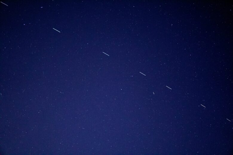 Starlink-Satelliten-Konstellation am Nachthimmel. © Forest Katsch auf Unsplash