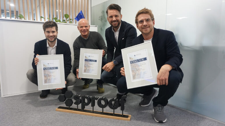 (v.l.n.r.) Fabian Knirsch (sproof), Erich Höpoldseder (sproof), Ludwig Stepan (Senat der Wirtschaft), Clemens Brunner (sproof) © sproof