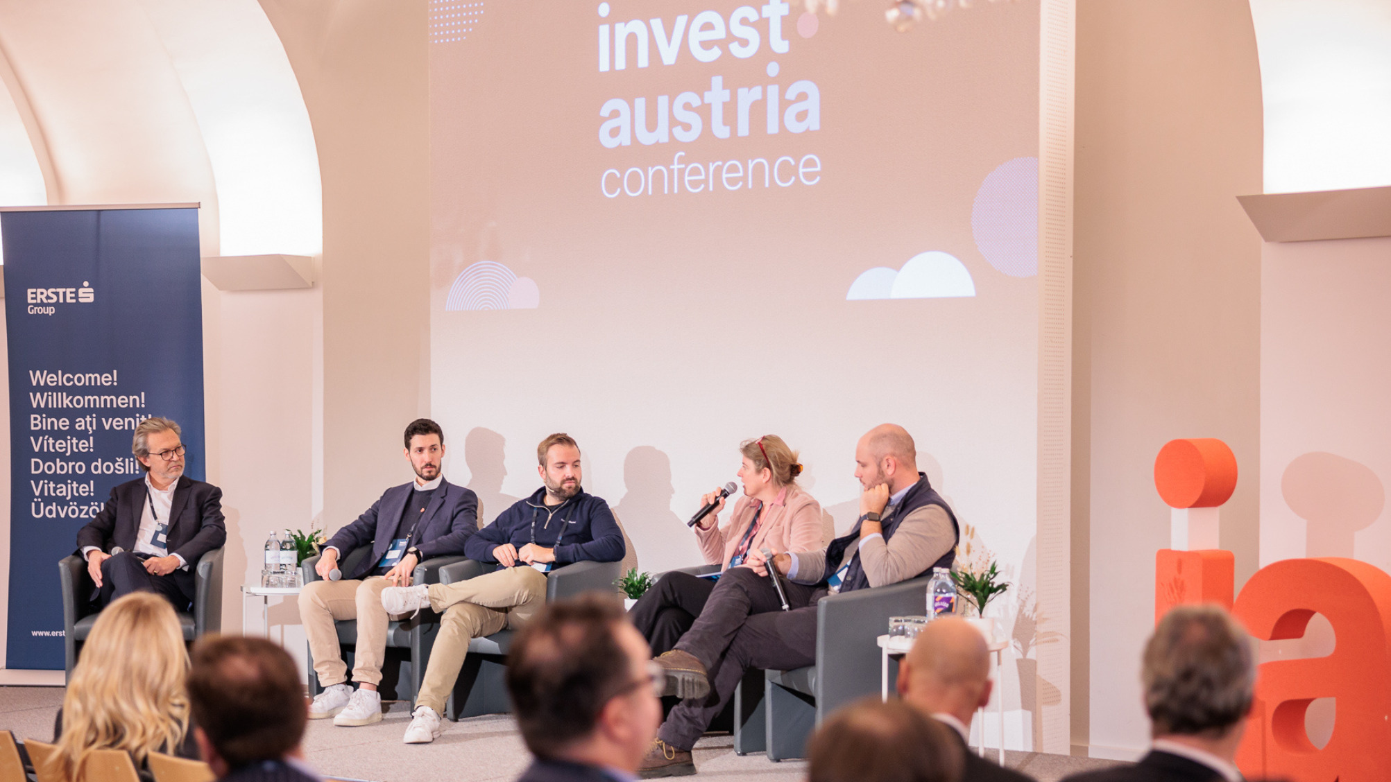 invest-austria-conference-2025-Bundeskanzler-Stocker-h-lt-Keynote-bei-f-hrendem-Investment-Event
