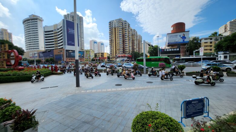 Der ganz normale Alltag auf Chinas Straßen: Fahrräder und E-Mopeds teilen sich die Fahrbahn, mitunter auch dort, wo man nichtunbedingt fahren sollte. © Janko / Trending Topics