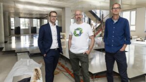 (v.l.n.r.) Jakob Wallner (BEWO-Immobilien), Chris Werding (Dynatrace Graz), Gerhard Abel (PLANET architects) © Dynatrace