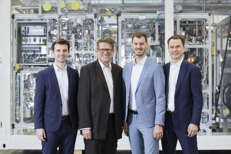 Das INERATEC Management Team freut sich über das neue Kapital: Philipp Engelkamp, Ingo Katz, Tim Boeltken und Caspar Schuchmann. © INERATEC GmbH, Karin Fiedler