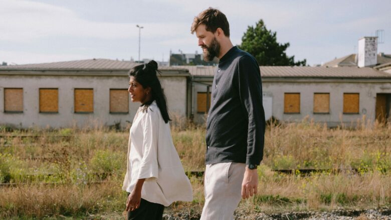 Leitungs-Duo der ersten Wiener Klima Biennale besteht aus Sithara Pathirana, die die Programmleitung verantwortet und Claudius Schulze, der die künstlerische Leitung inne hat. © Mafalda Rakos