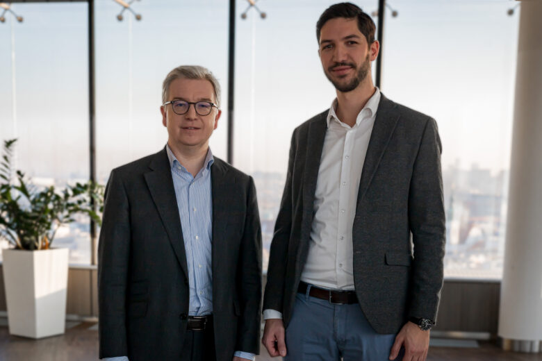 Michael Höllerer, Generaldirektor Raiffeisenlandesbank NÖ-Wien, und Lukas Enzersdorfer-Konrad, CEO Bitpanda Technology Solutions. © Raiffeisen NÖ-Wien