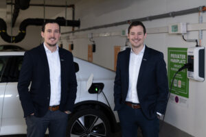 v.l.n.r.: Wolfgang Wegmayer (Co-CEO PAYUCA GmbH) und Dominik Wegmayer (Co-CEO / Co-Founder PAYUCA GmbH) glauben an die Zukunft der E-Mobilität. © Philipp Schuster