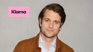 Klarna-CEO Sebastian Siemiatkowski spricht ganz offen über die Mitarbeiterreduktion als Folge der Einführung von künstlicher Intelligenz. © Klarna/Canva