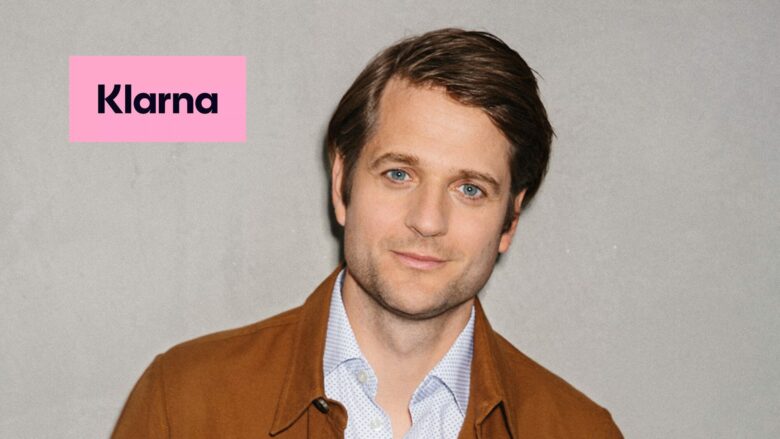 Klarna-CEO Sebastian Siemiatkowski spricht ganz offen über die Mitarbeiterreduktion als Folge der Einführung von künstlicher Intelligenz. © Klarna/Canva